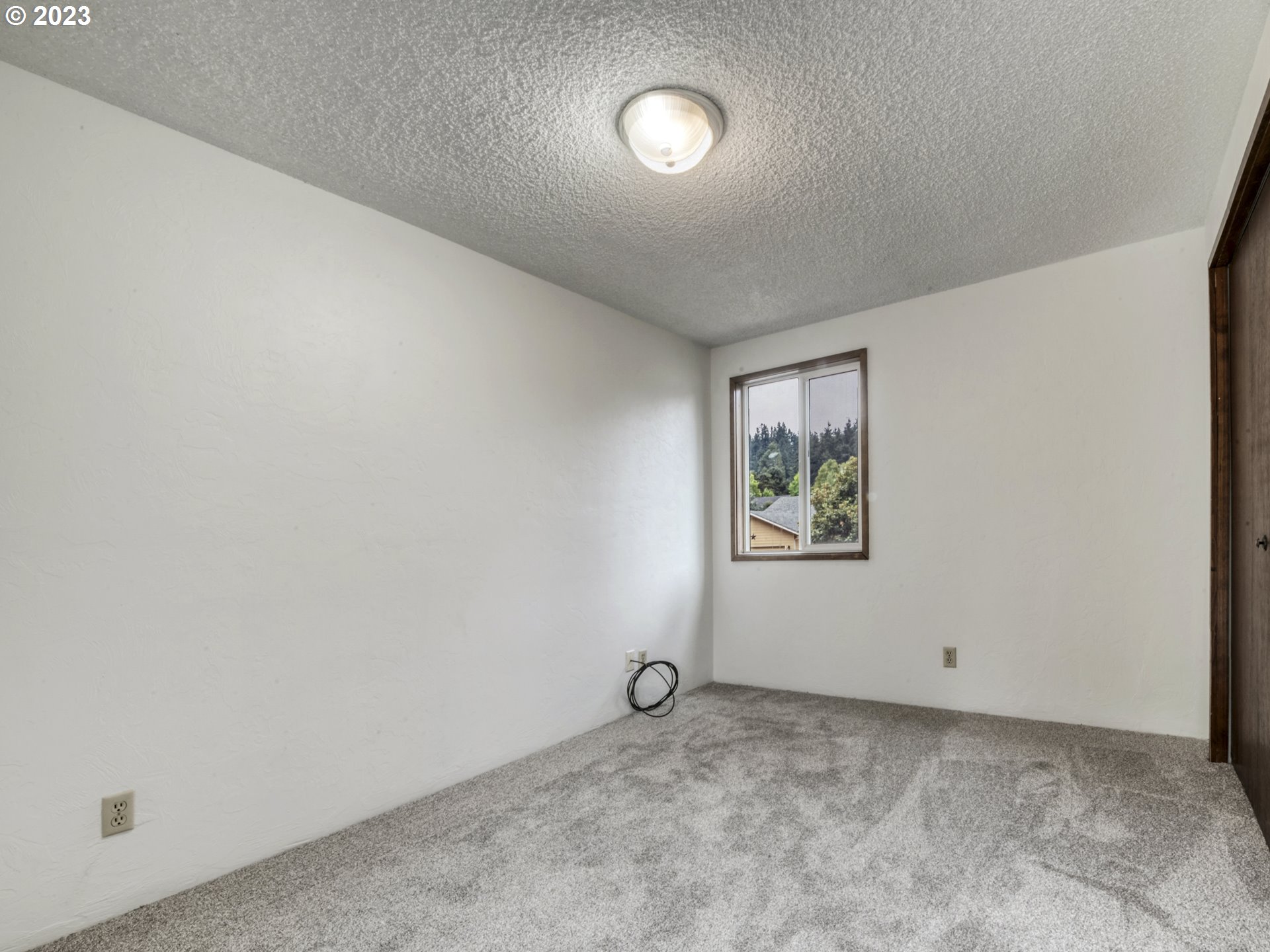 1357 East 43rd Avenue Eugene, OR 97405 - Photo 18 of 28 a view of an empty room and window