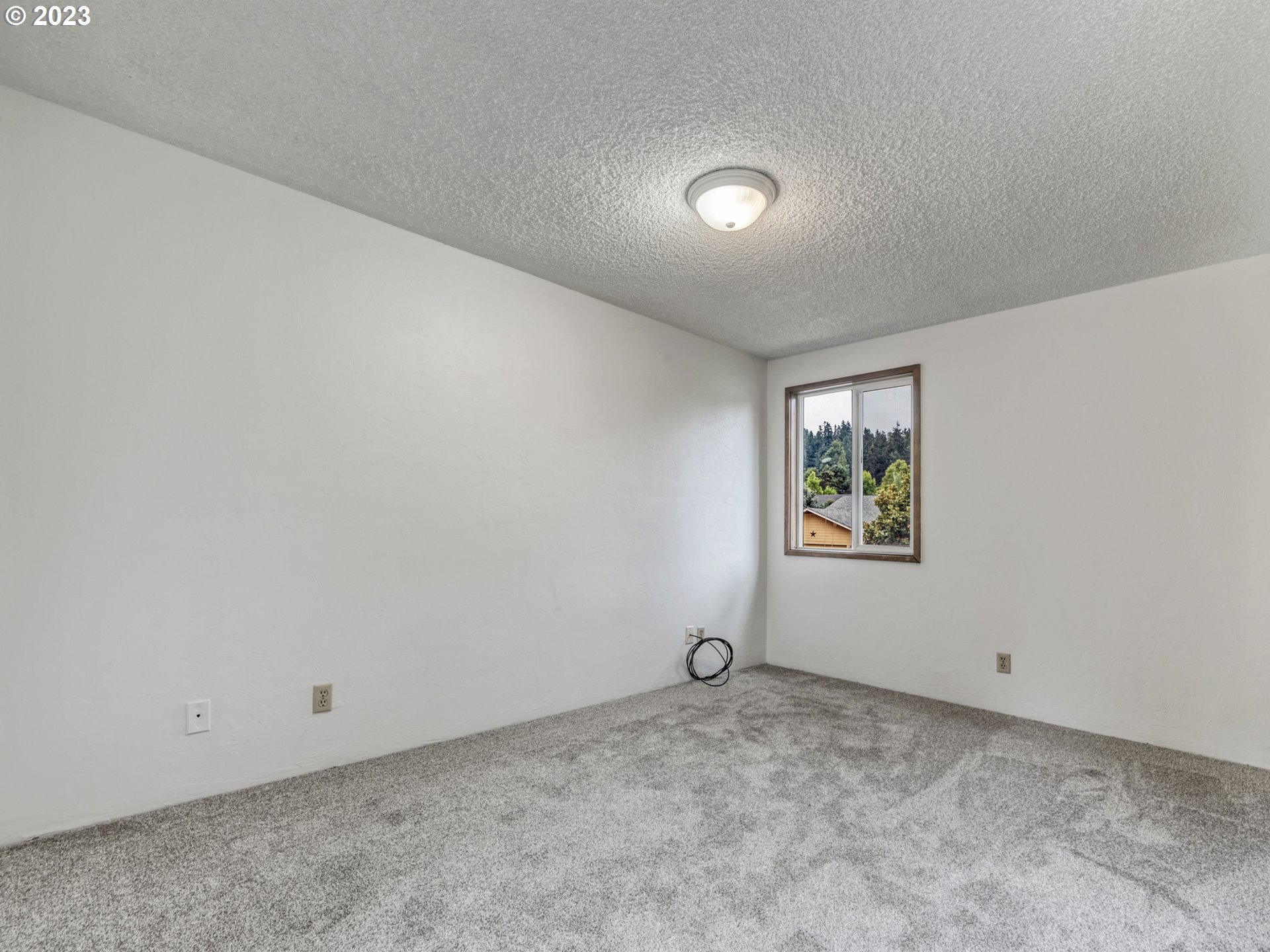 1357 East 43rd Avenue Eugene, OR 97405 - Photo 19 of 28 an empty room with windows