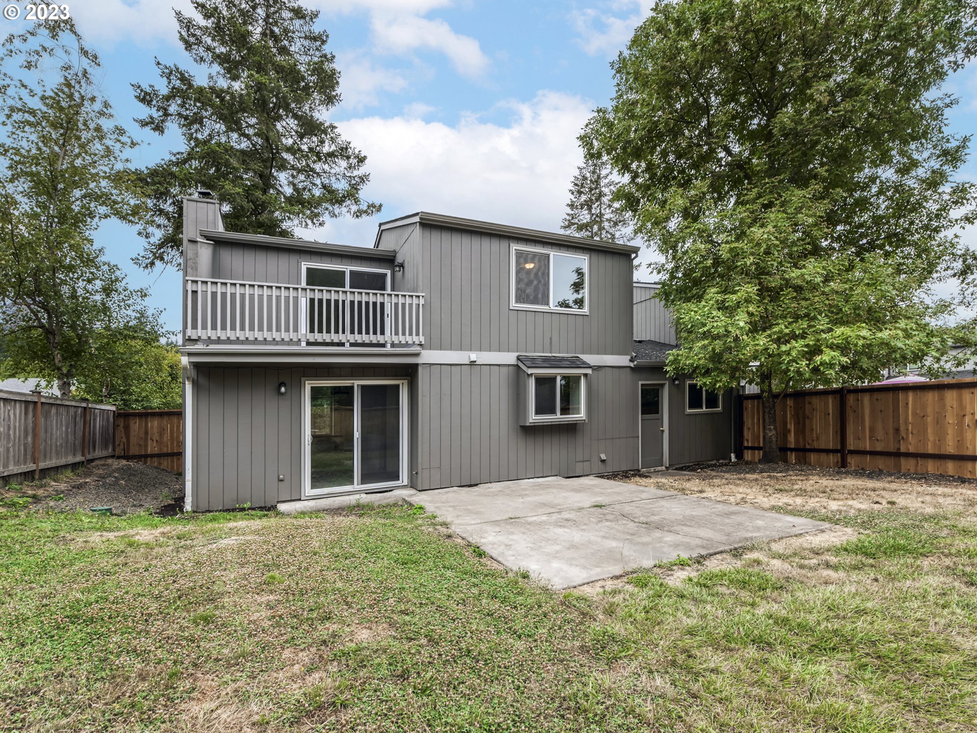 1357 East 43rd Avenue Eugene, OR 97405 - Photo 3 of 28 a backyard of a house