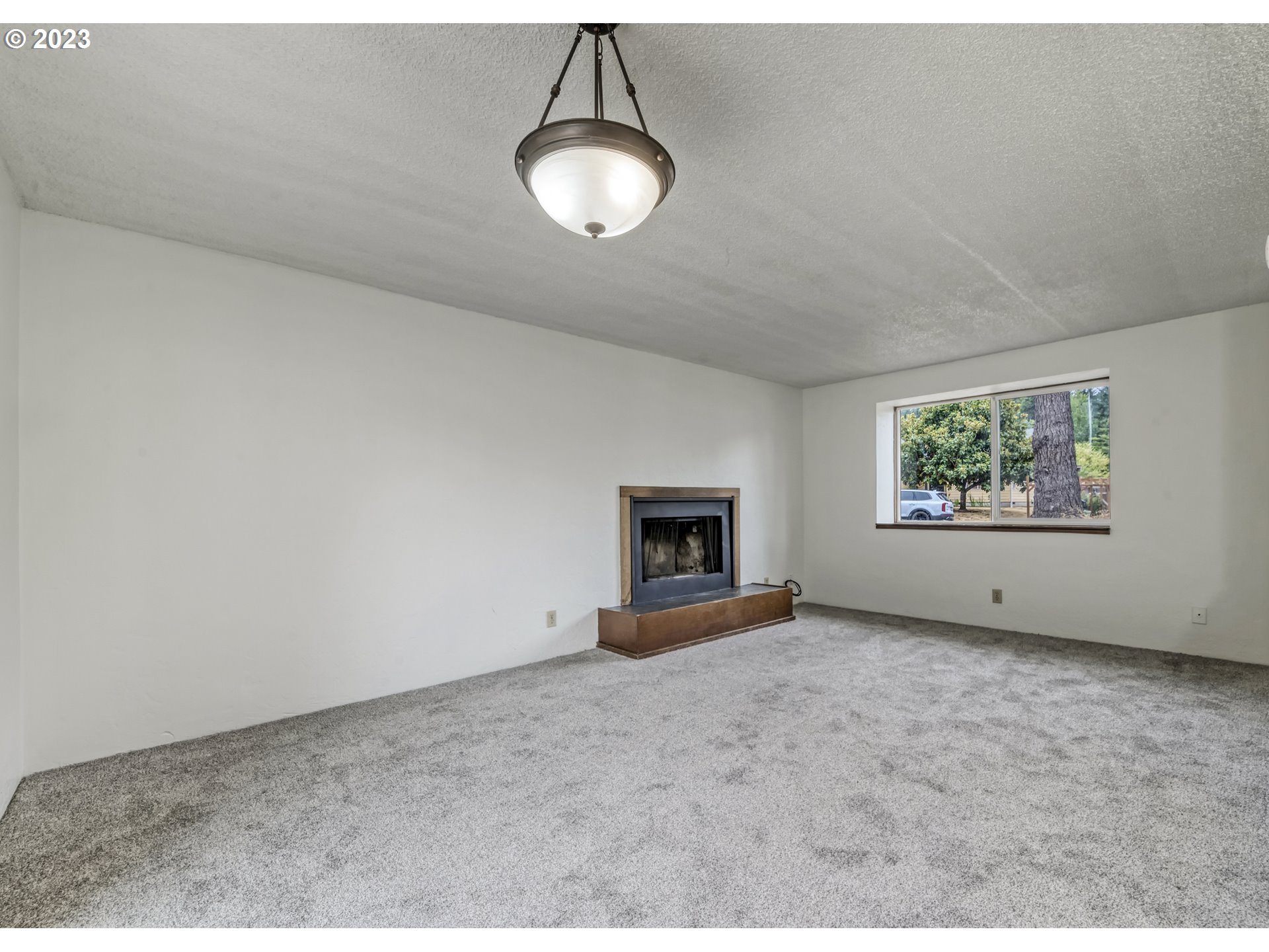 1357 East 43rd Avenue Eugene, OR 97405 - Photo 5 of 28 an empty room with windows