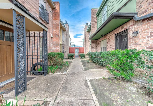 a view of a pathway both side of house