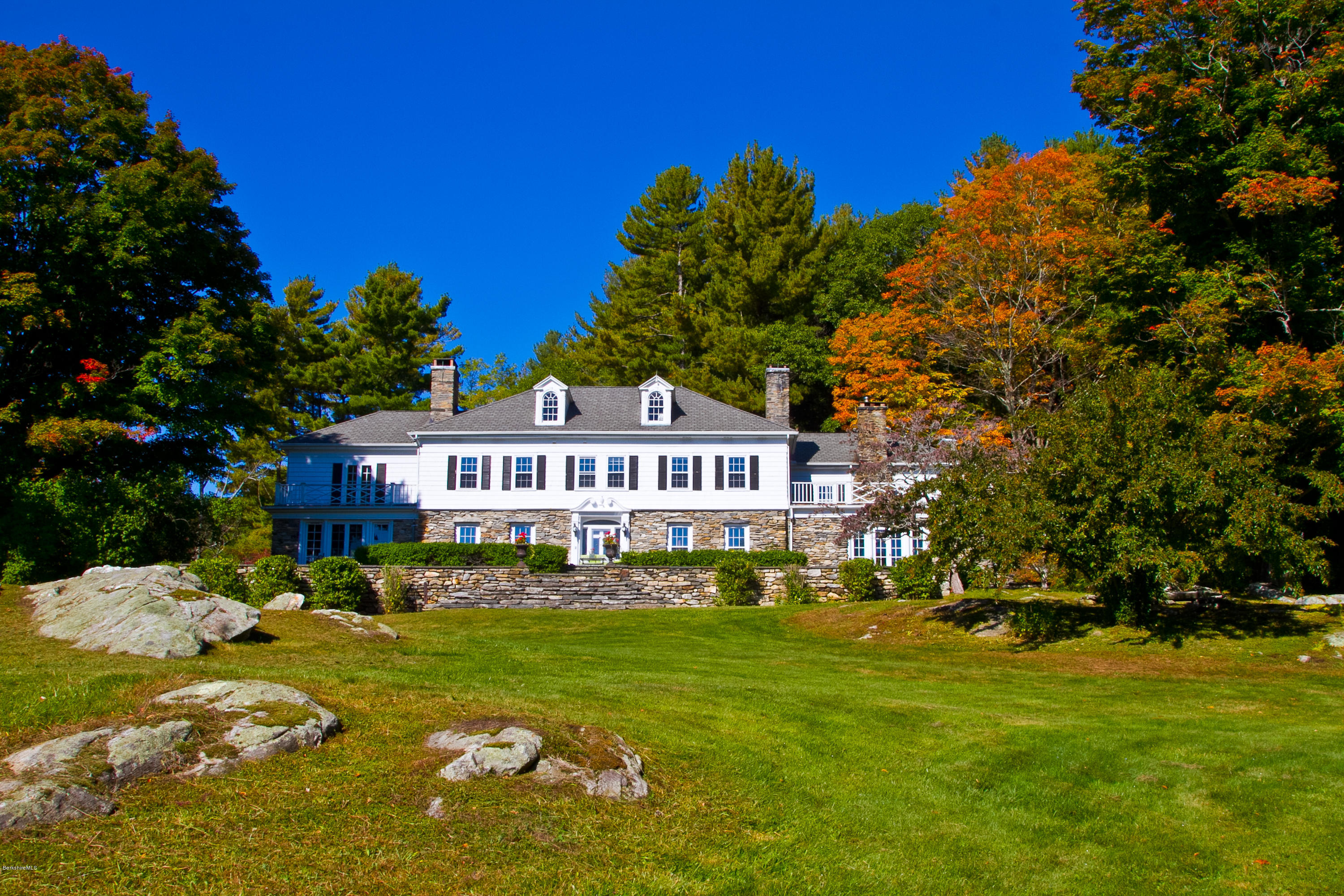 a view of a house with a big yard