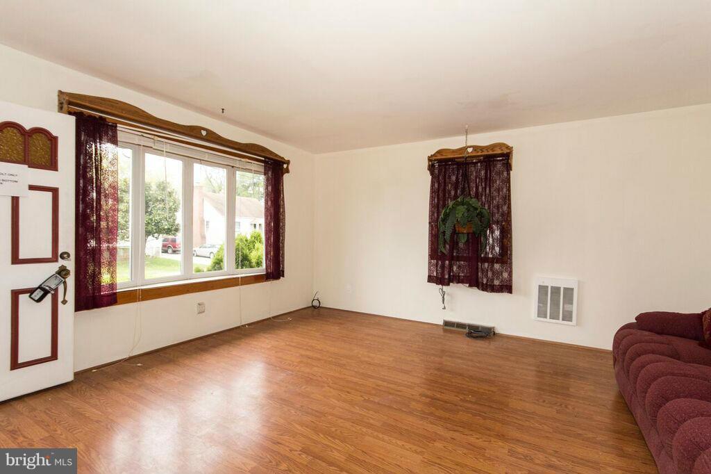 4138 Cliffvale Road Nottingham, MD 21236 - Photo 4 of 28 Living Room