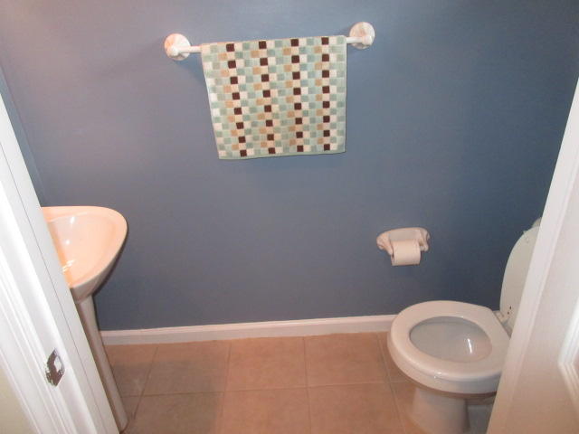 21162 Vía Eden Boca Raton, FL 33433 - Photo 10 of 18 1/2 Bathroom