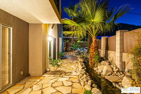 $539,000 | 588 East San Lorenzo Road, Unit 201, Palm Springs, CA 92264