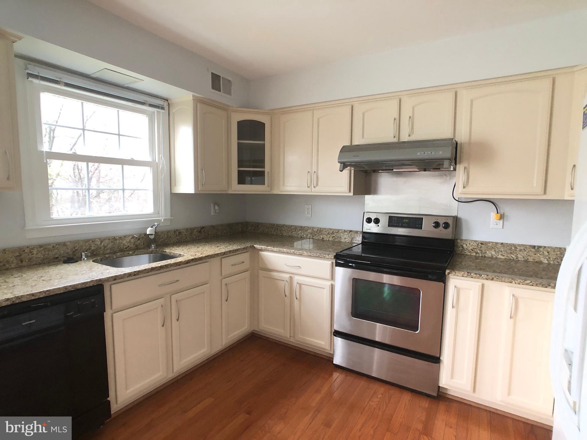 51 Treworthy Road Gaithersburg, MD 20878 - Photo 10 of 34 Kitchen