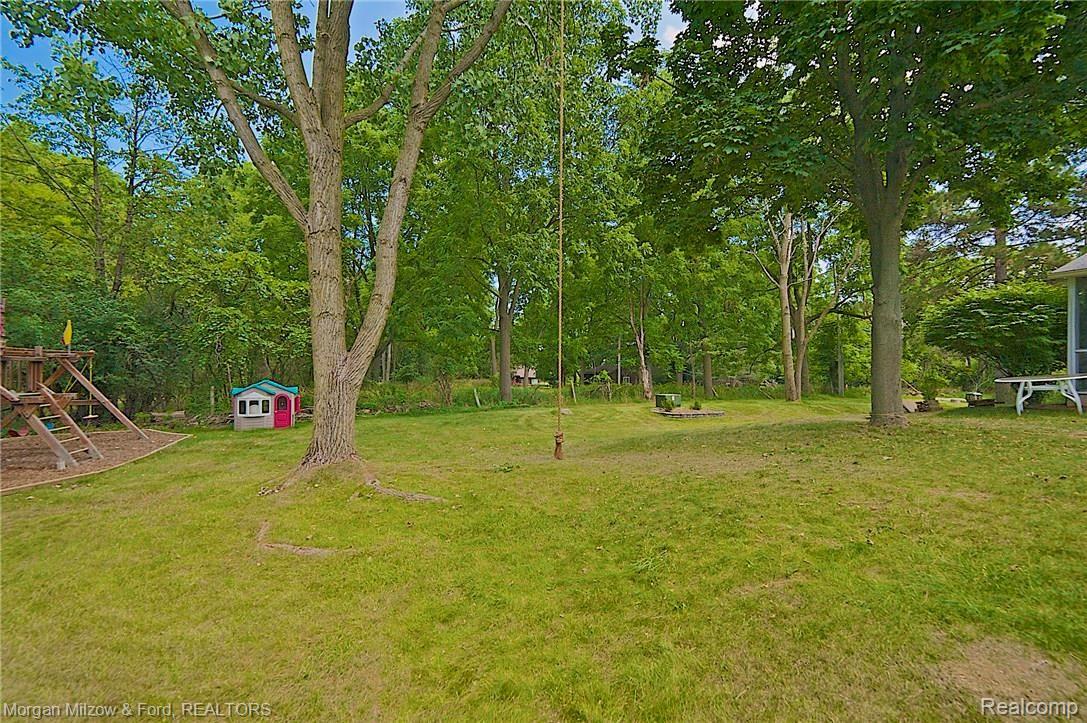 1070 East Fairview Court Rochester, MI 48306 - Photo 31 of 35 The yard in your dreams!!