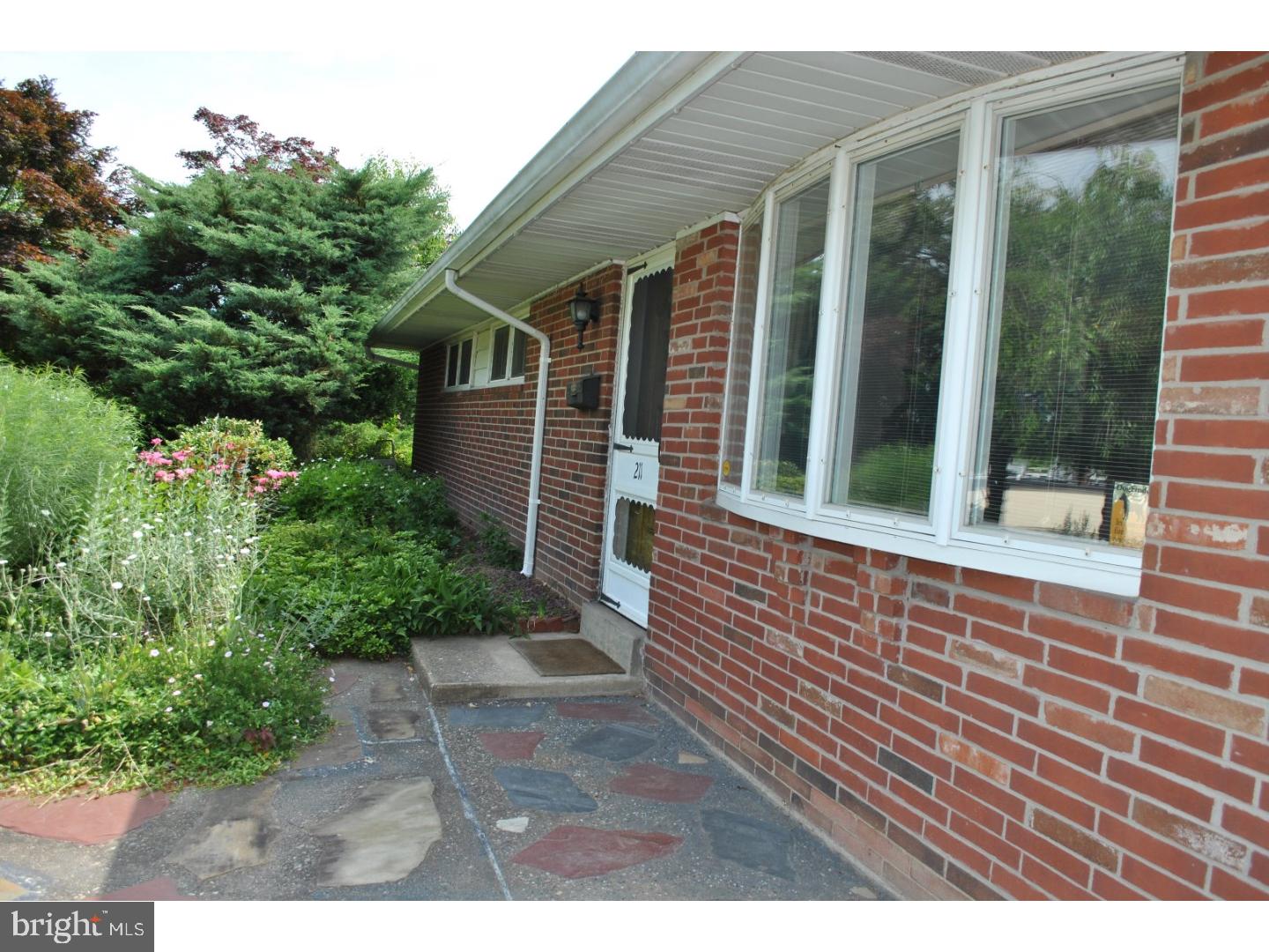 211 Valley Road Warminster, PA 18974 - Photo 3 of 25