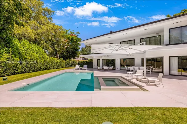 $40,000 | 7180 East Lago Drive, Miami, FL 33143