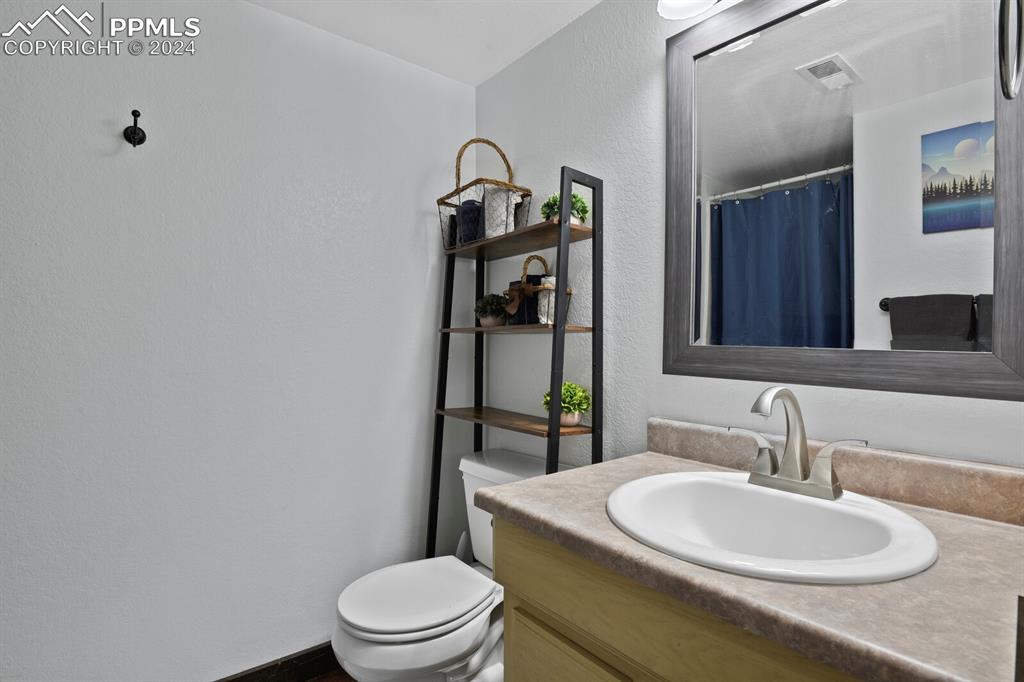 998 Bunker Hill Road Silver Cliff, CO 81252 - Photo 34 of 49 a bathroom with a sink a toilet and shower