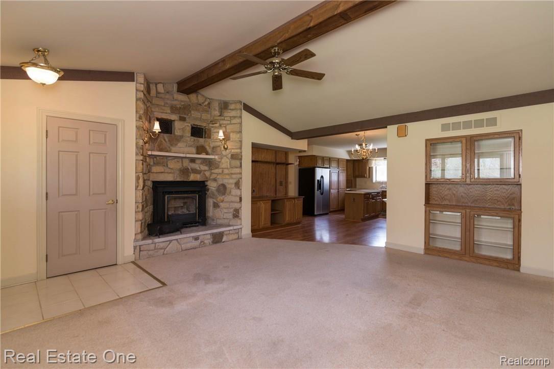 7877 North Gregory Road Fowlerville, MI 48836 - Photo 25 of 26 Family room with great open floor plan