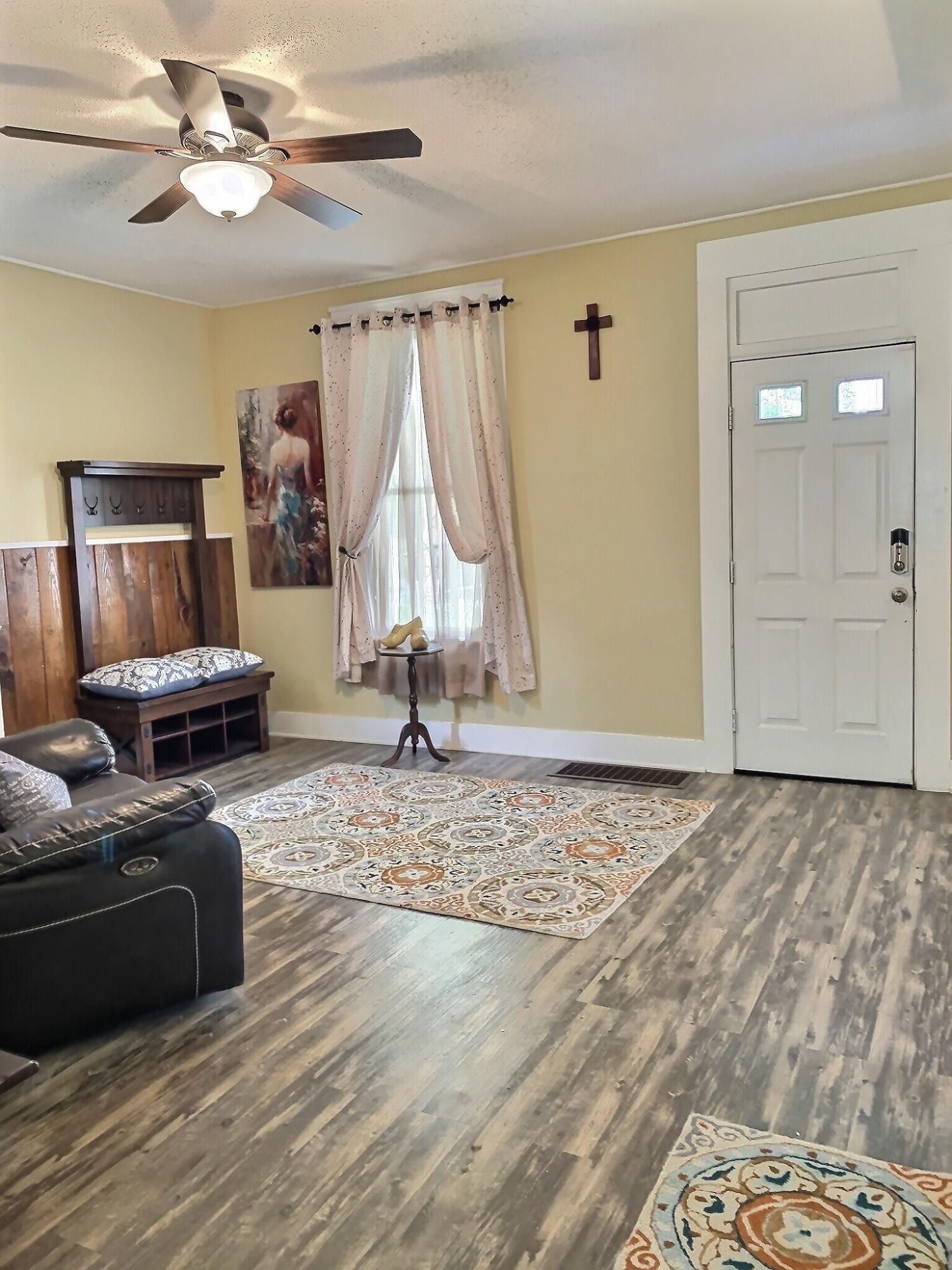 609 Roxbury Street Clifton Forge, VA 24422 - Photo 6 of 24 living-room-1
