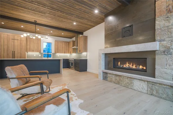 a large kitchen with kitchen island a large island in it