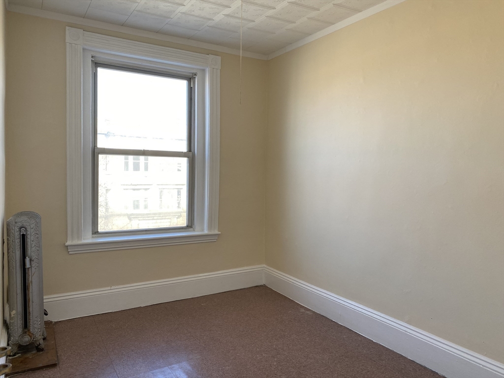 884 Huntington Avenue, Unit 3 Boston, MA 02115 - Photo 2 of 9 an empty room with a window