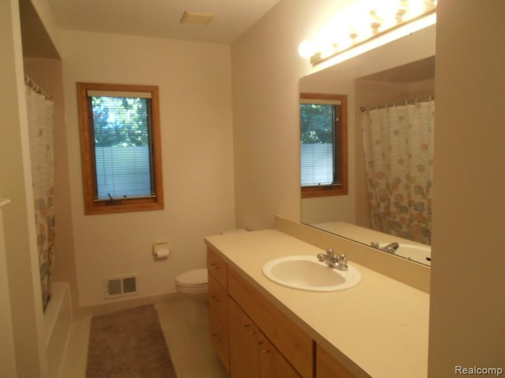 1111 Bloomer Road Rochester, MI 48307 - Photo 17 of 29 P8280160.jpg