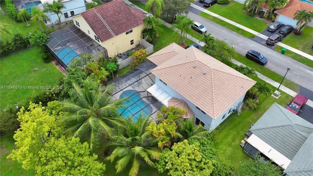 $795,000 | 810 Greenbriar Avenue, Davie, FL 33325
