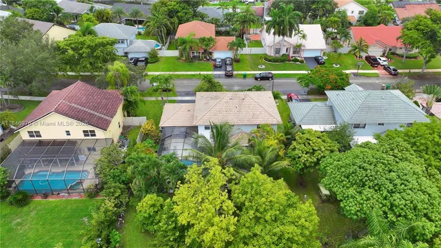 $795,000 | 810 Greenbriar Avenue, Davie, FL 33325