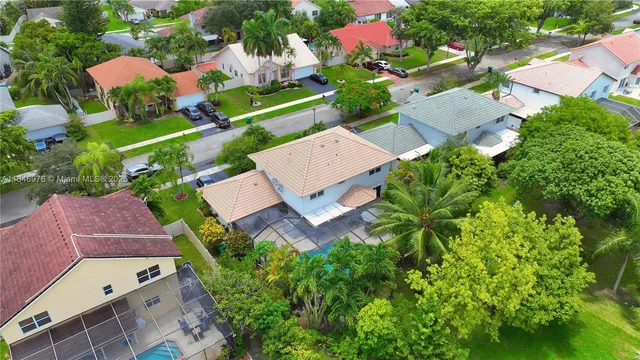 $795,000 | 810 Greenbriar Avenue, Davie, FL 33325