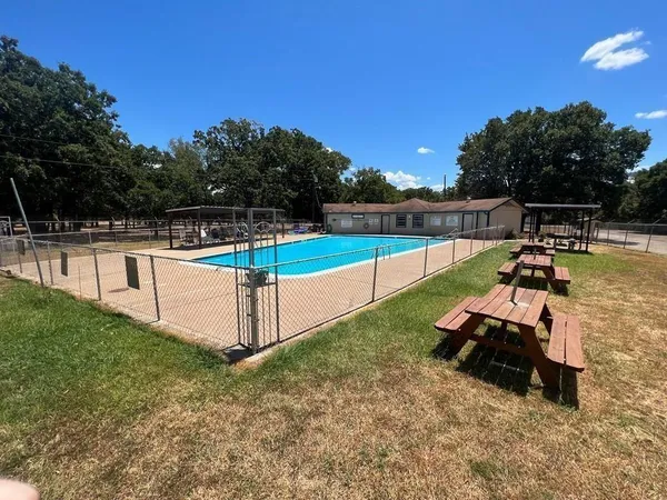 a view of a backyard with white house