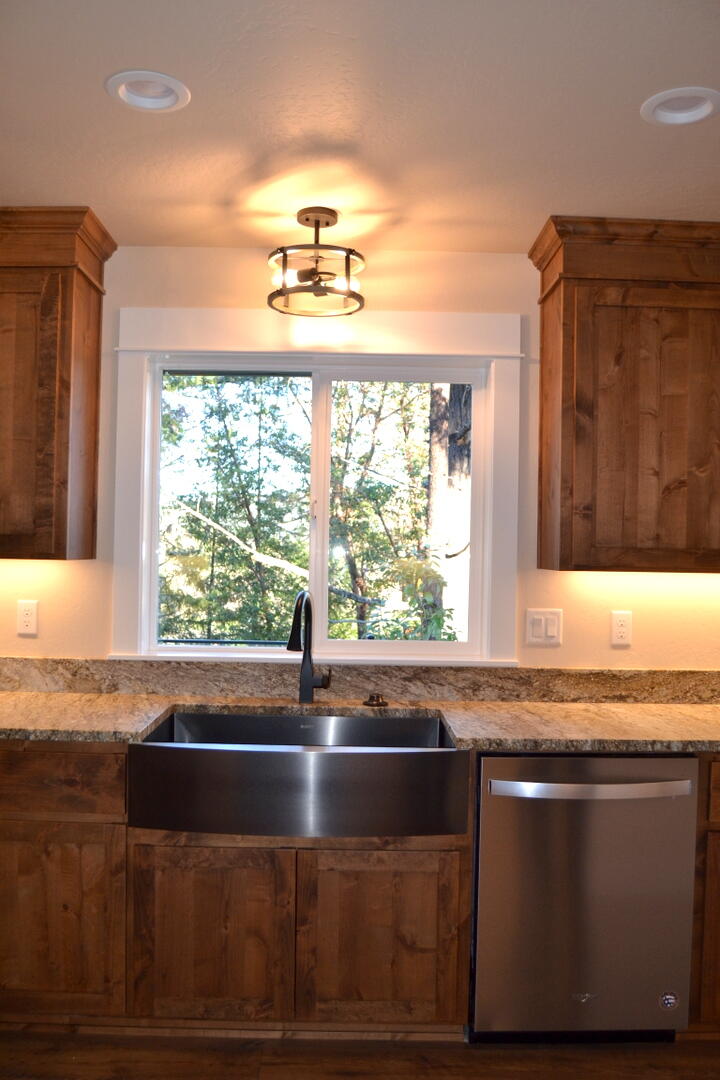 274 Rockinghorse Drive Grants Pass, OR 97527 - Photo 7 of 28 Farmhouse sink