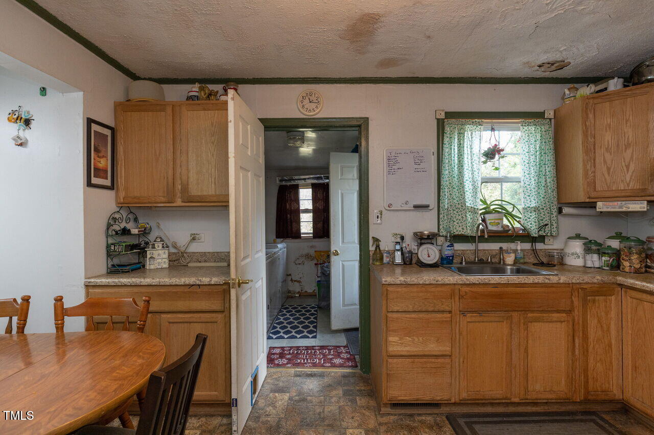 008-1280x960-kitchen-dining