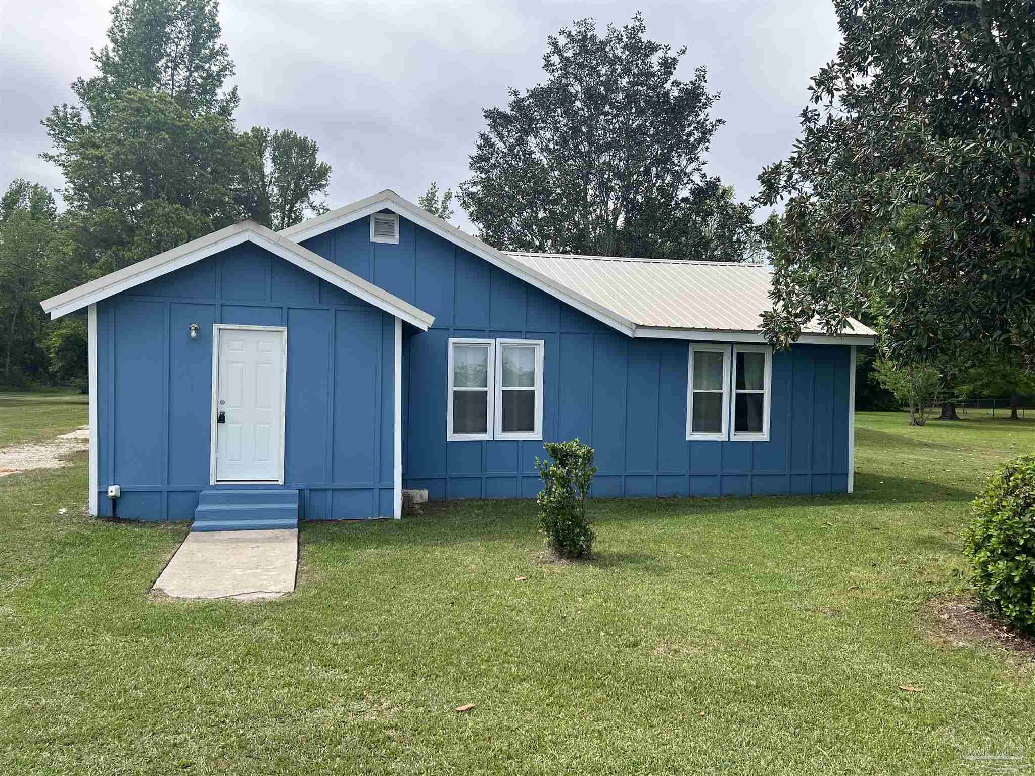 a view of a house with a yard