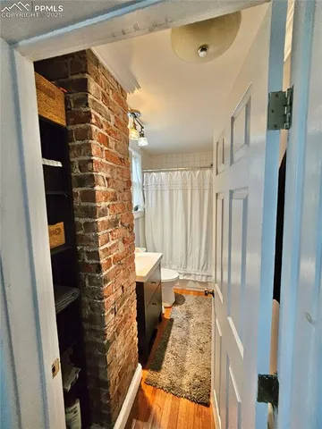 a view of entryway with a front door