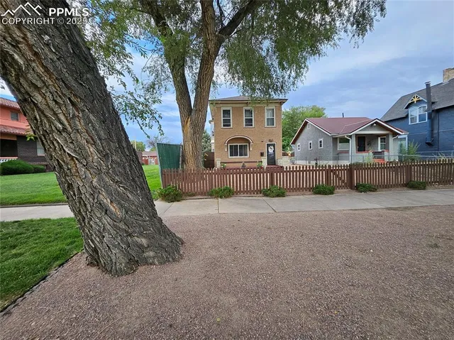 a view of a house with a yard
