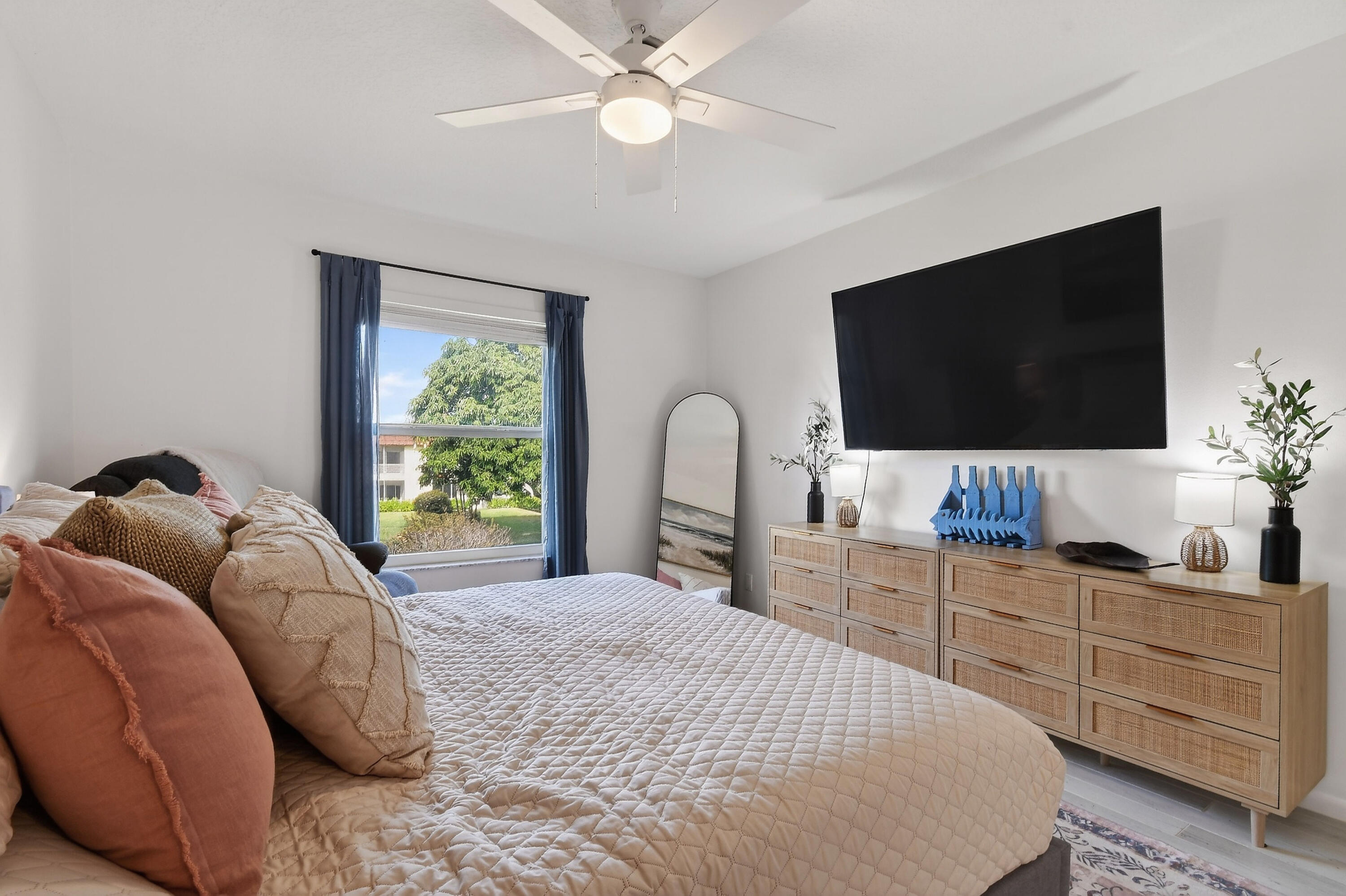717 Highway 1, Unit 912 Jupiter, FL 33477 - Photo 21 of 45 a bedroom with a bed and a flat screen tv