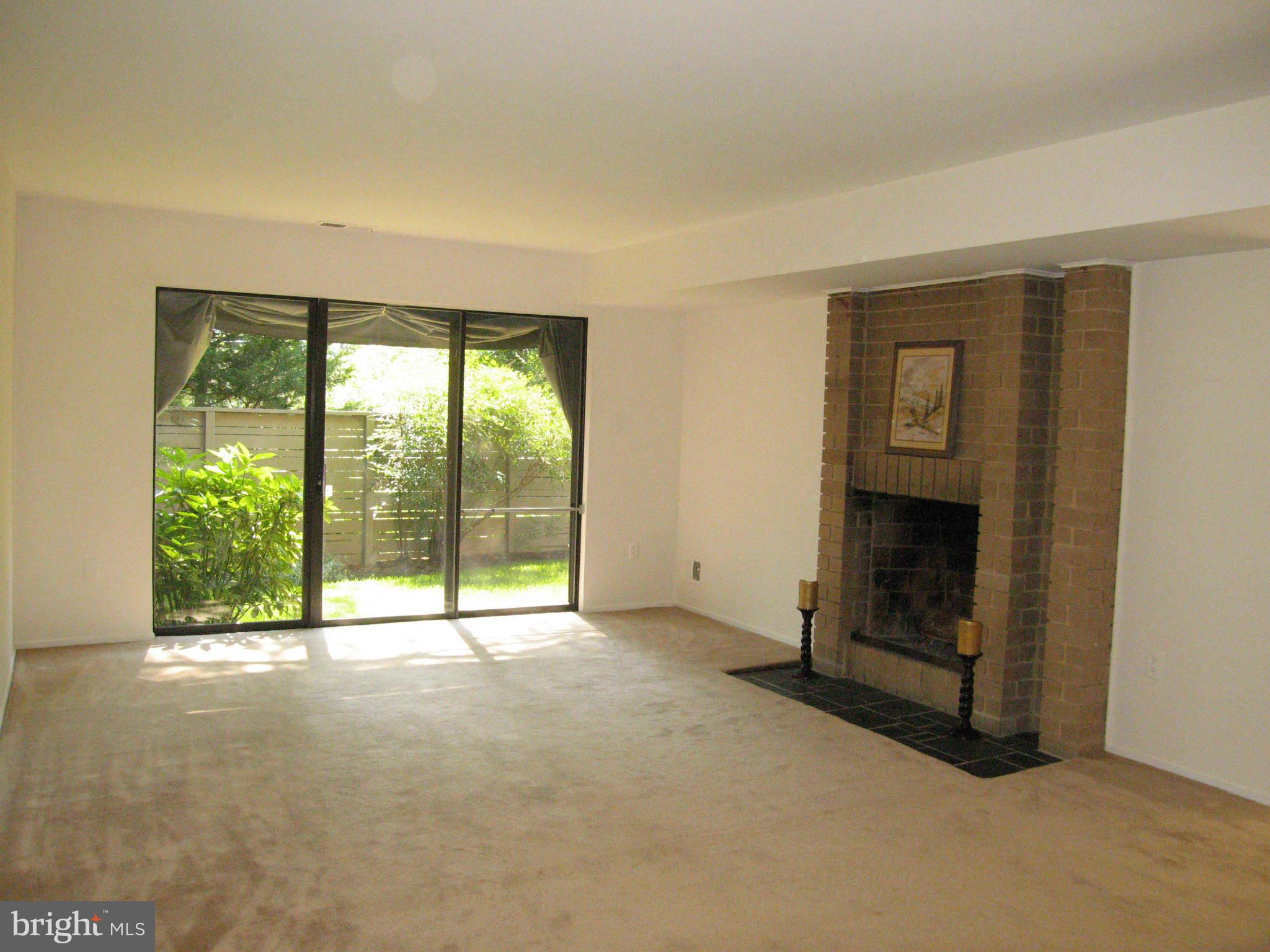 11614 Hunters Green Court Reston, VA 20191 - Photo 4 of 30 Living Room
