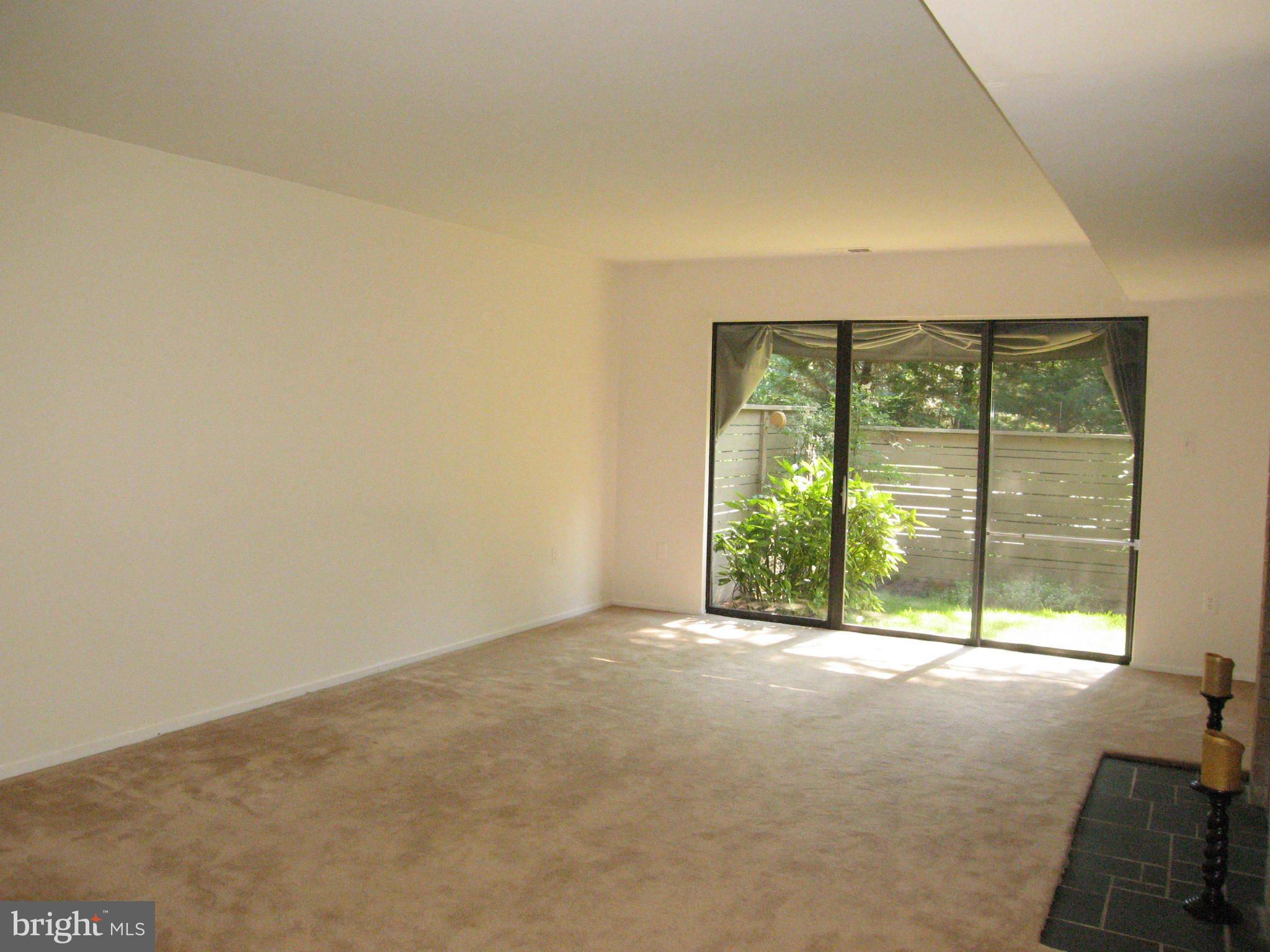 11614 Hunters Green Court Reston, VA 20191 - Photo 5 of 30 Living Room