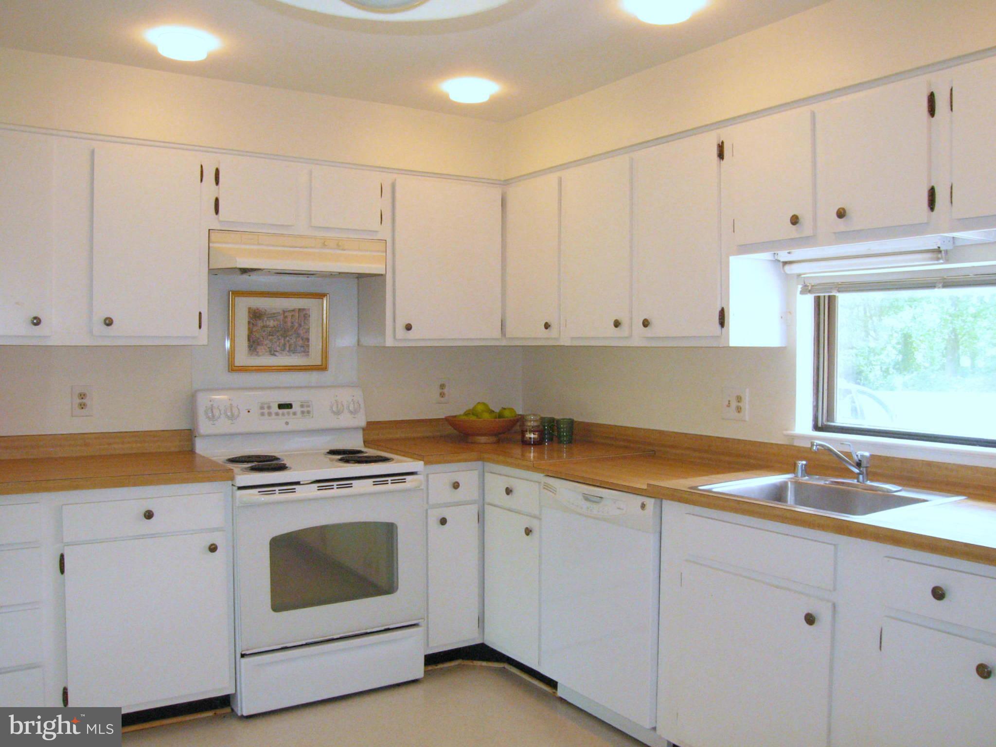 11614 Hunters Green Court Reston, VA 20191 - Photo 8 of 30 Kitchen