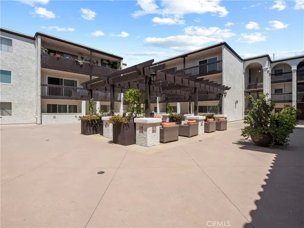 $2,645 | 5334 Lindley Avenue, Unit 319, Encino, CA 91316