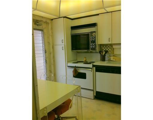 3080 North Course Drive, Unit 605 Pompano Beach, FL 33069 - Photo 4 of 13 Kitchen