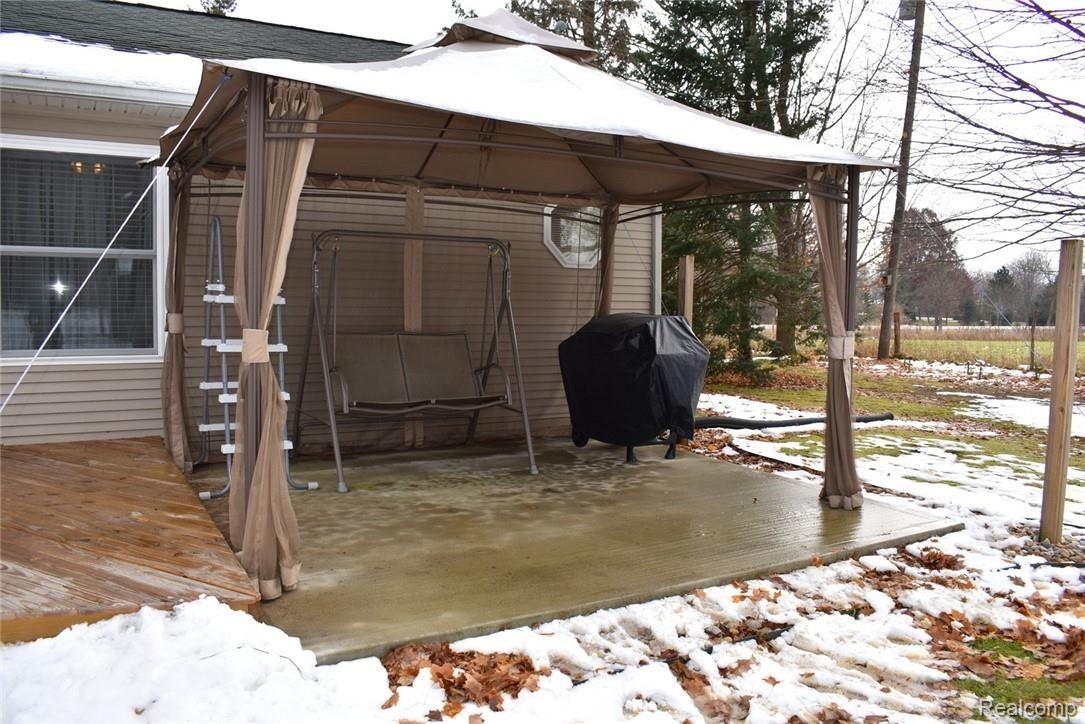 6550 Pinckney Road Pinckney, MI 48169 - Photo 26 of 32 26 PATIO.JPG
