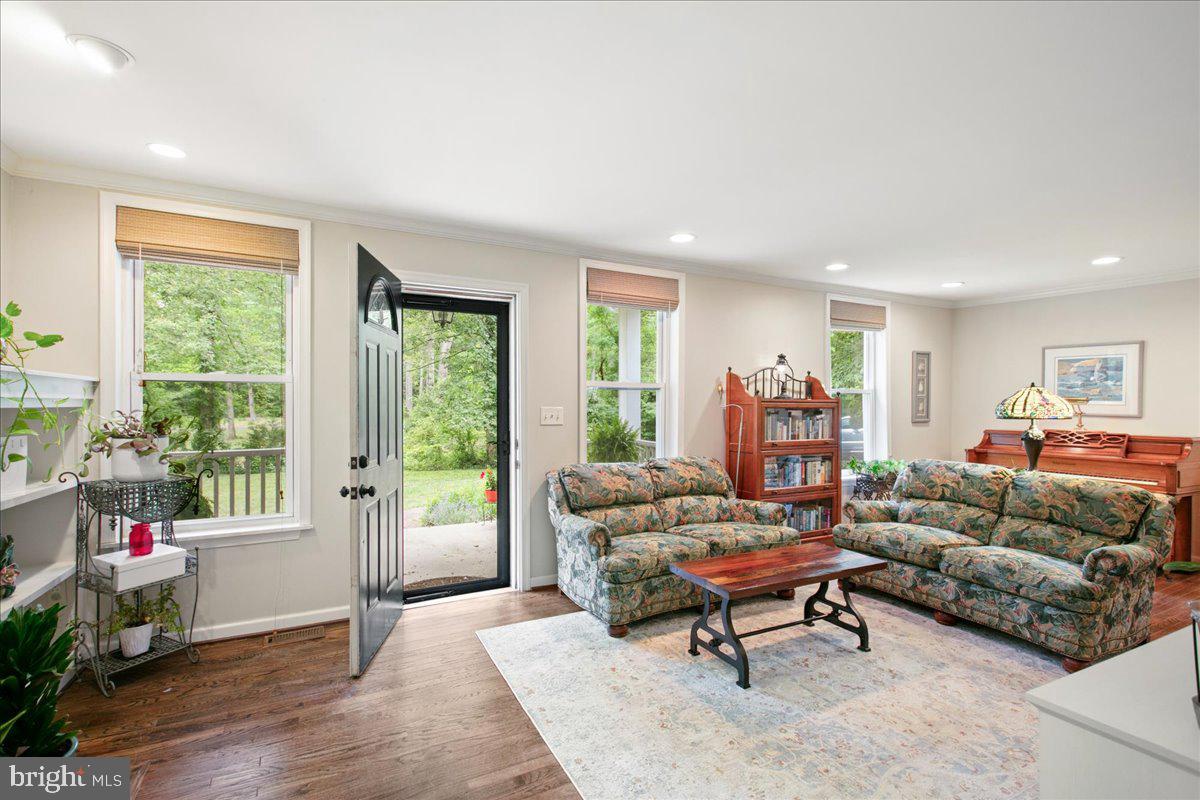 19266 Mockingbird Heights Road Triangle, VA 22172 - Photo 4 of 35 a living room with furniture and a window