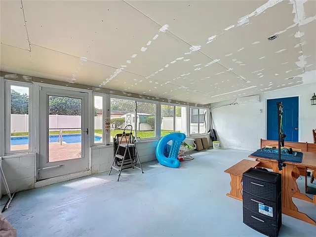 a view of a house with backyard and garden