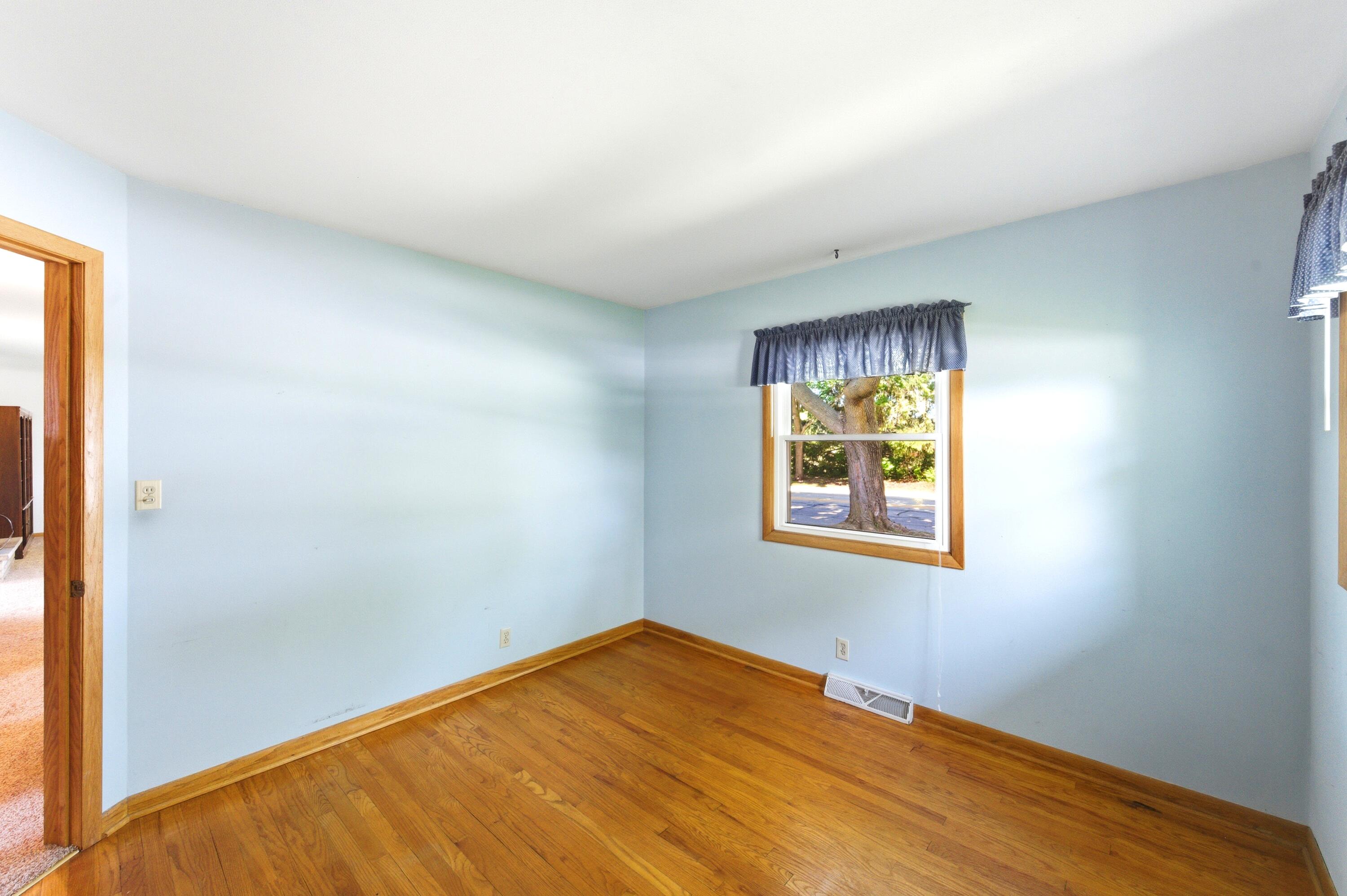 3520 Knoll Place Racine, WI 53403 - Photo 17 of 32 2nd Bedroom