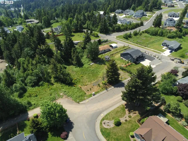 an aerial view of a house with yard swimming pool and outdoor seating