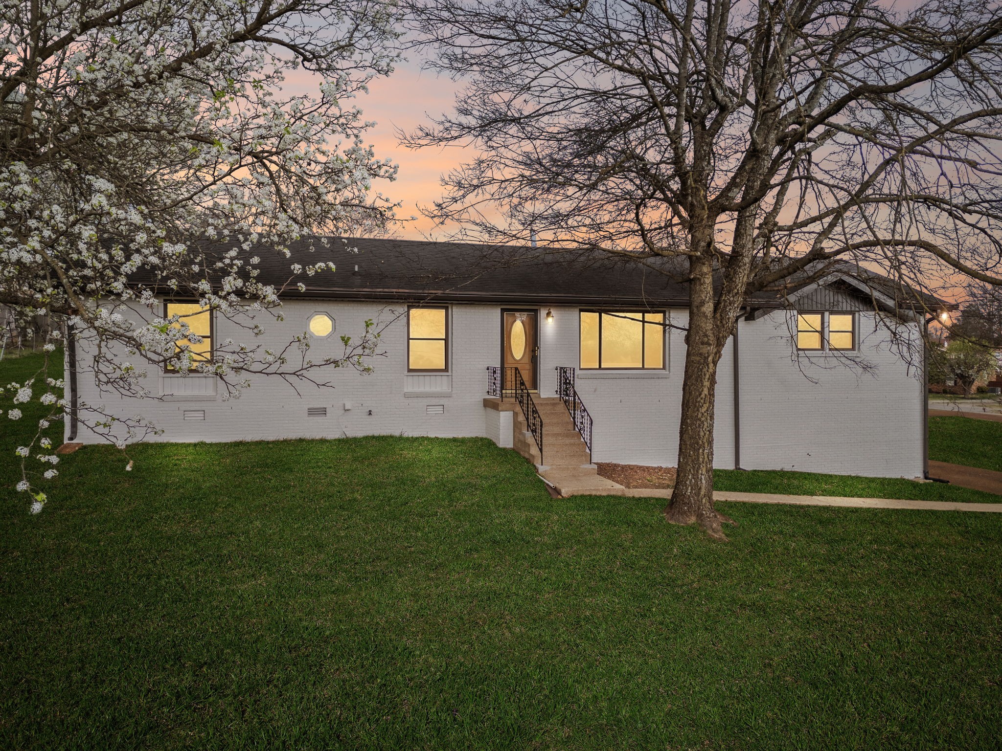 171 New Shackle Island Road Hendersonville, TN 37075 - Photo 2 of 48 a front view of a house with garden