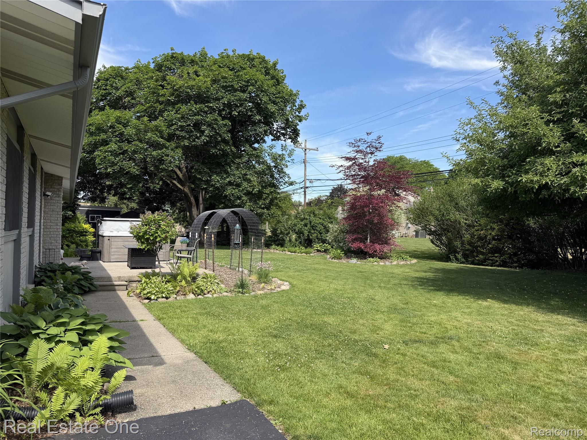 1115 Torpey Road Troy, MI 48083 - Photo 36 of 38 Expansive green lawn with mature perimeter trees