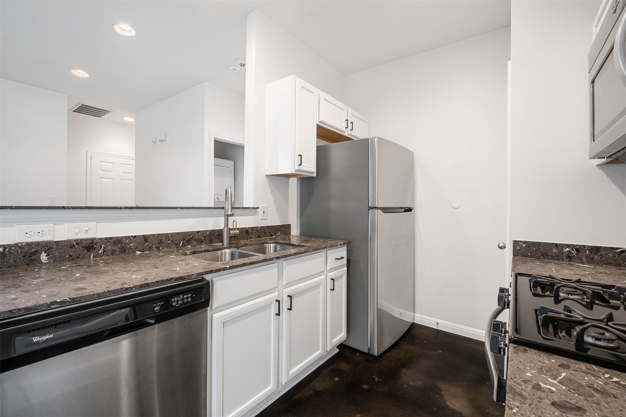 6404 Carson Ridge, Unit B Austin, TX 78741 - Photo 9 of 23 Gallery Image 9
