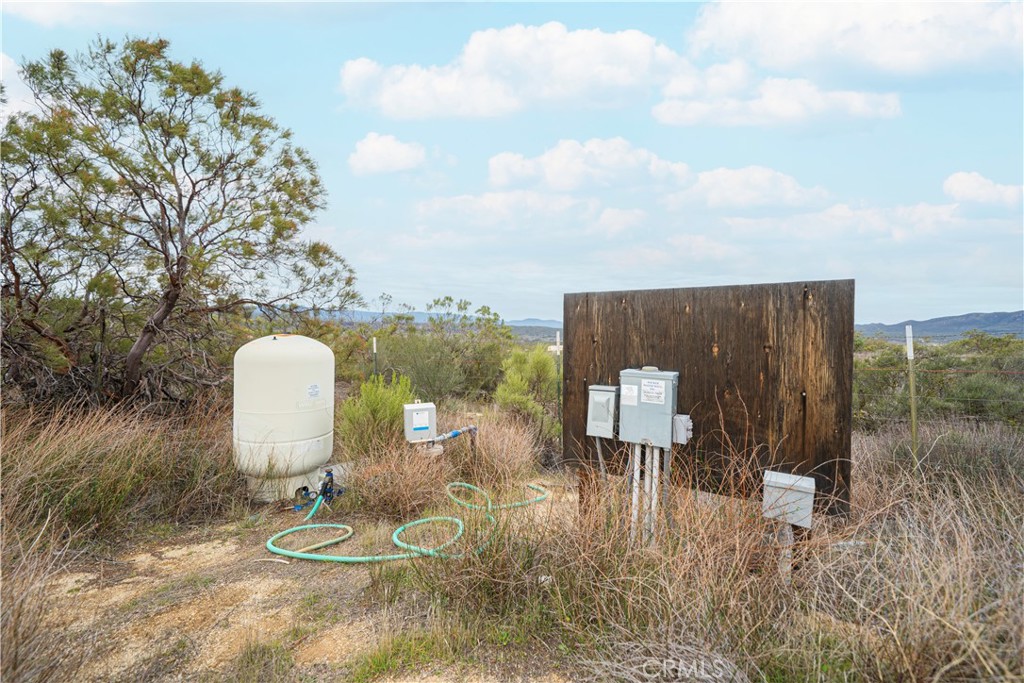 4 Haupert Road Anza, CA 92539 - Photo 8 of 18 a backyard of a house with table and chairs