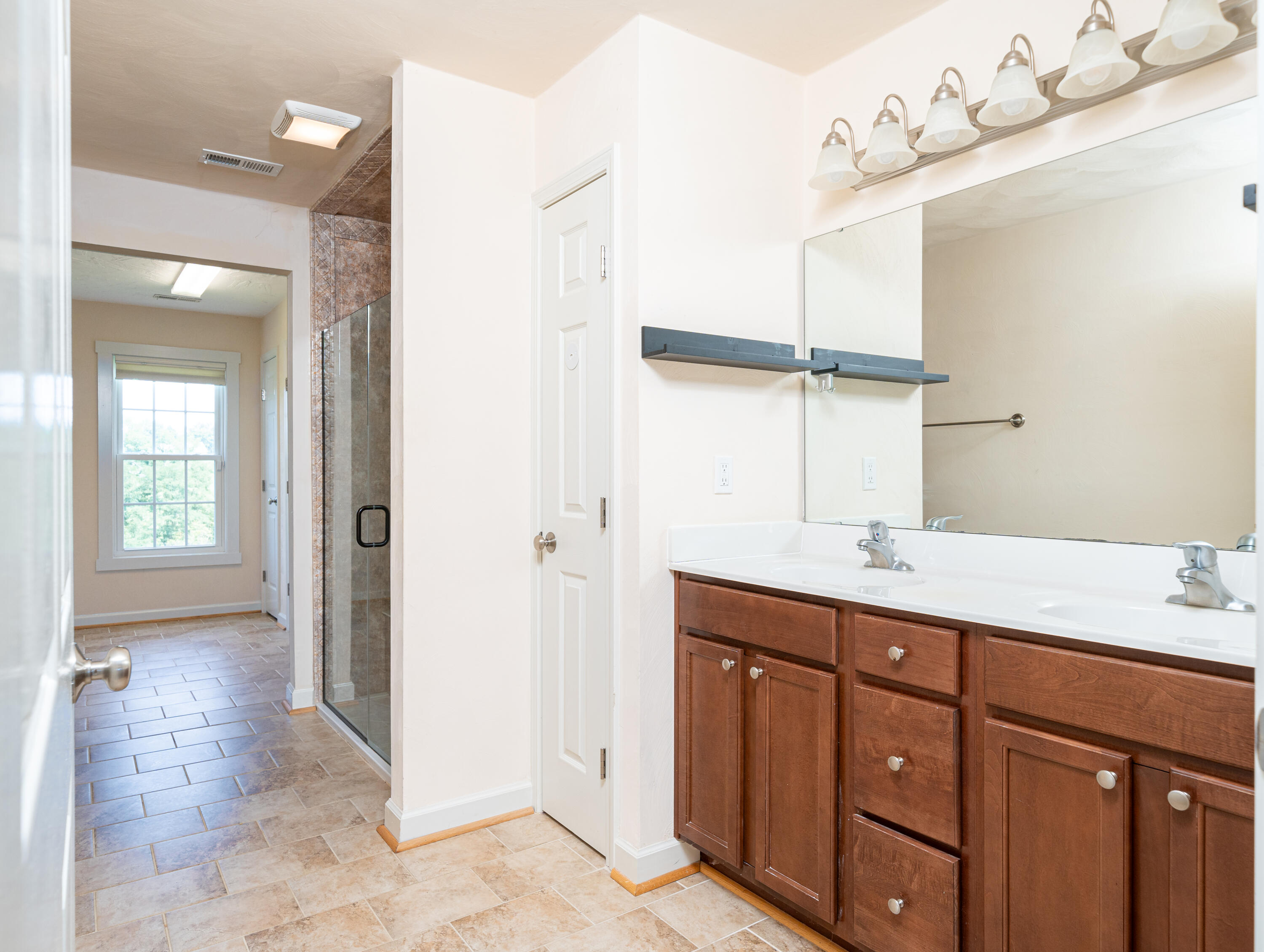 520 Blue Ridge Turnpike Fincastle, VA 24090 - Photo 14 of 22 Primary Suite