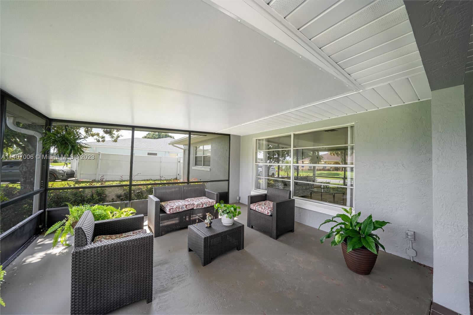 2403 Pasco Drive Sebring, FL 33870 - Photo 11 of 36 a living room with furniture and a potted plant