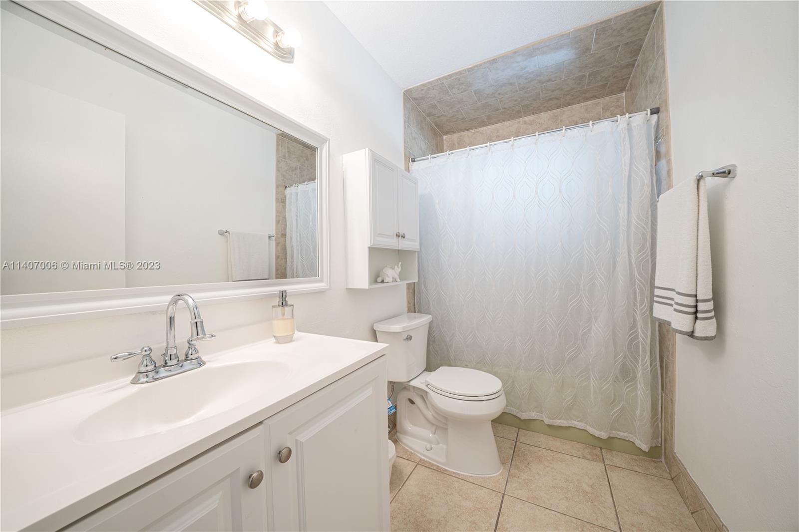 2403 Pasco Drive Sebring, FL 33870 - Photo 19 of 36 a bathroom with a sink toilet and shower