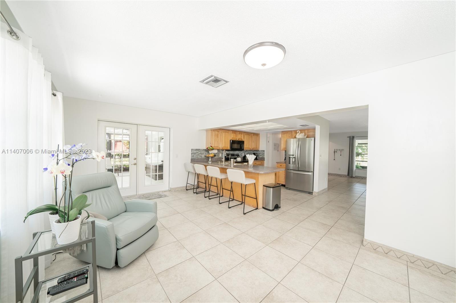 2403 Pasco Drive Sebring, FL 33870 - Photo 24 of 36 a living room with furniture and a table