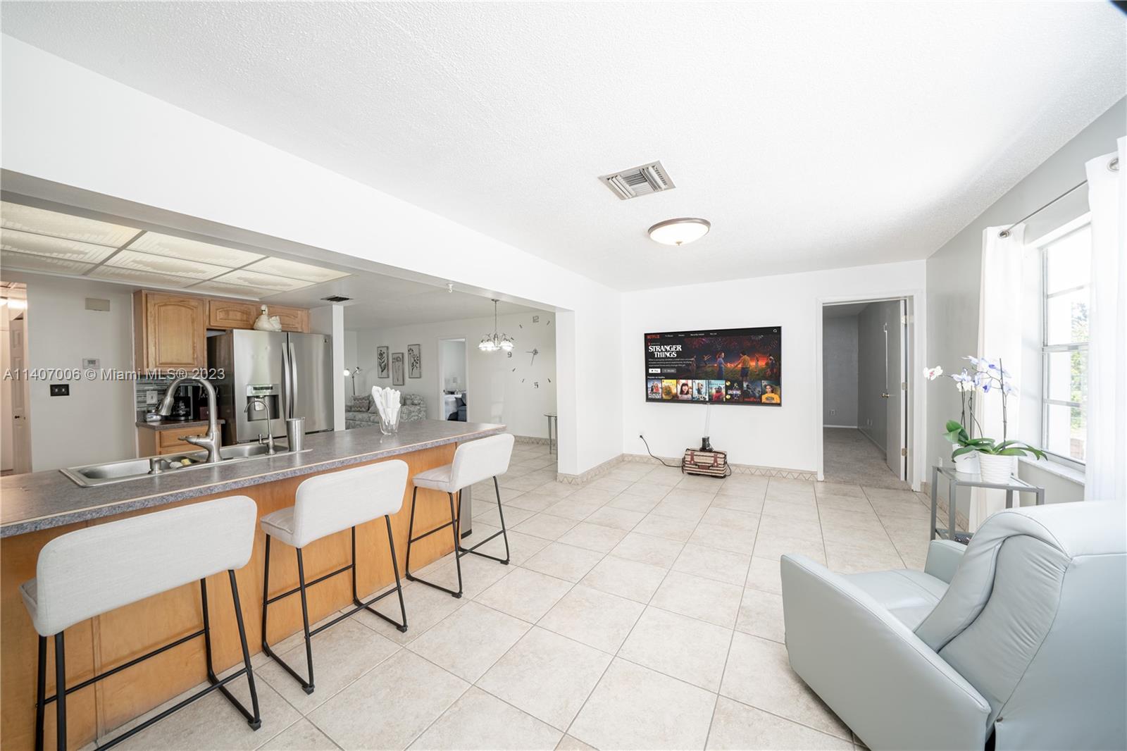 2403 Pasco Drive Sebring, FL 33870 - Photo 25 of 36 a living room with furniture a couch and a flat screen tv