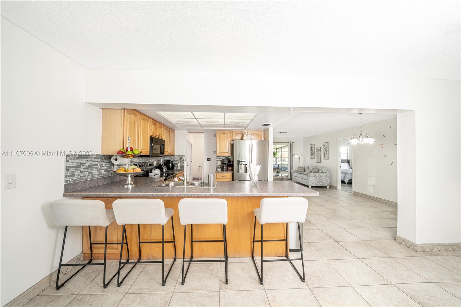 2403 Pasco Drive Sebring, FL 33870 - Photo 28 of 36 a living room with furniture and a table