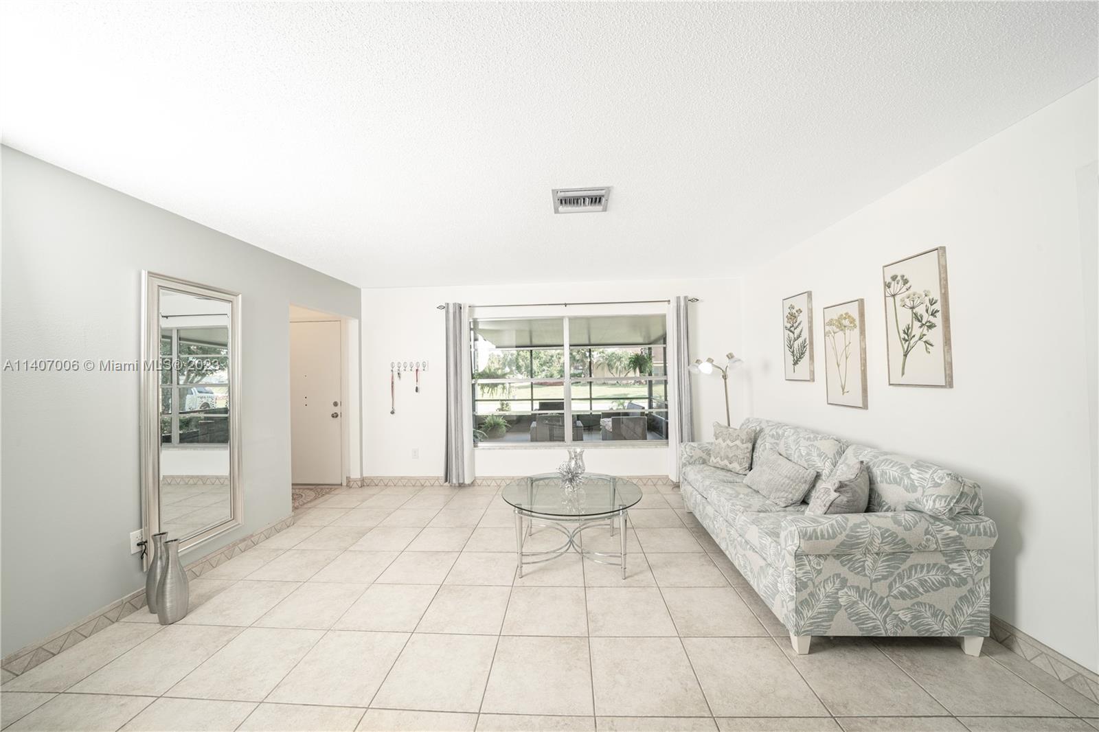 2403 Pasco Drive Sebring, FL 33870 - Photo 33 of 36 a living room with furniture and a large window